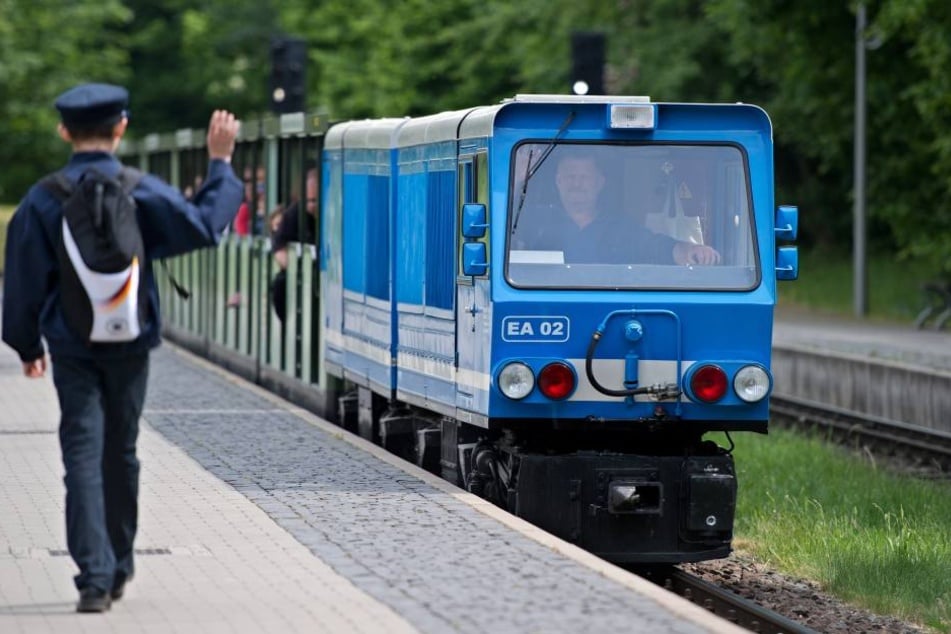 Im Großen Garten versuchten fünf Männer eine Parkeisenbahn umzukippen.