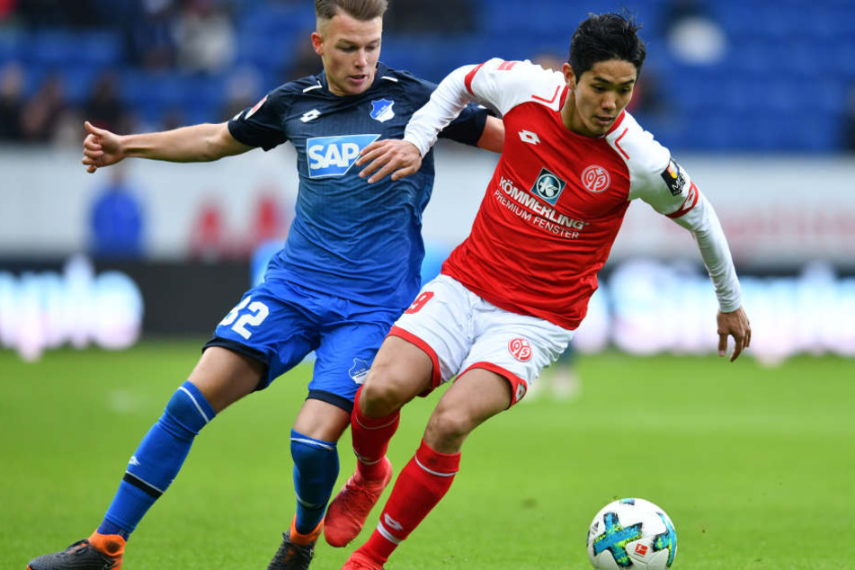 Hoffenheims Dennis Geiger (l.) und der Mainzer Yoshinori Muto kämpfen um den Ball.