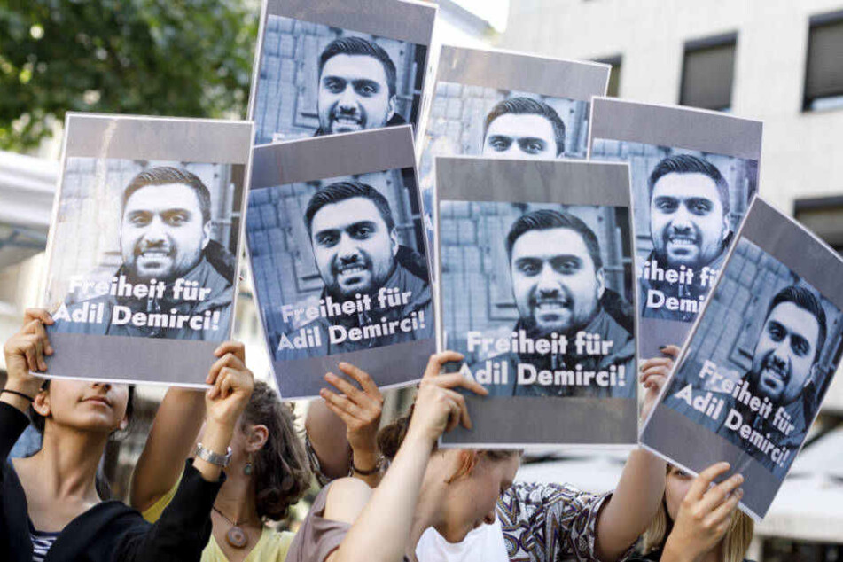 Demonstranten in Köln fordern im Sommer 2018 die Freilassung von Adil Demirci.