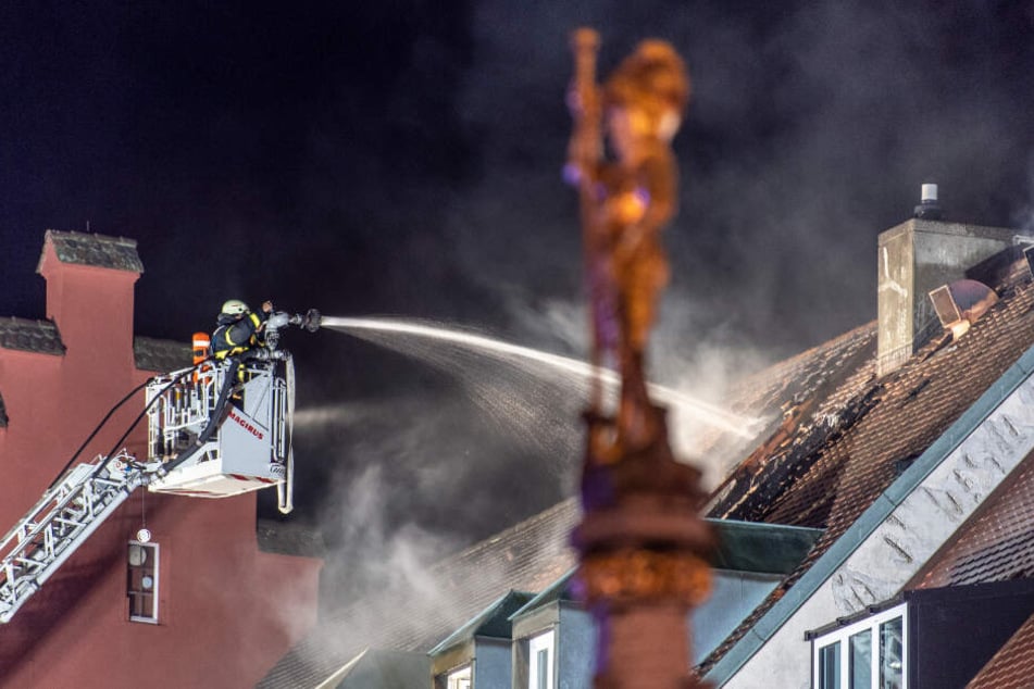 Die Feuerwehr löscht das Gebäude.