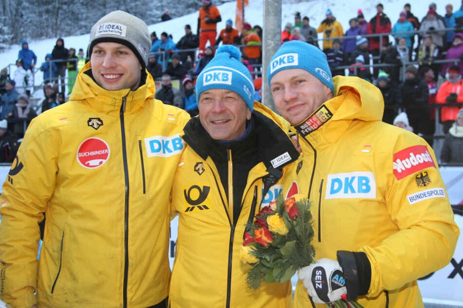 Doppel-Olympiasieger Francesco Friedrich (rechts) mit Goldschmied und Trainer Gerd Leopold (Mitte) und Nico Walther (links).