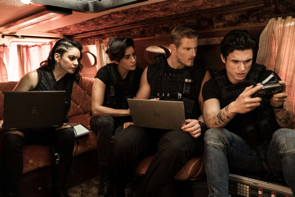 Von links nach rechts: Das junge AMMO-Team um Kelly (Vanessa Hudgens), Rita (Paola Nunez), Dorn (Alexander Ludwig) und Rafe (Charles Melton) unterstützt die beiden Veteranen.