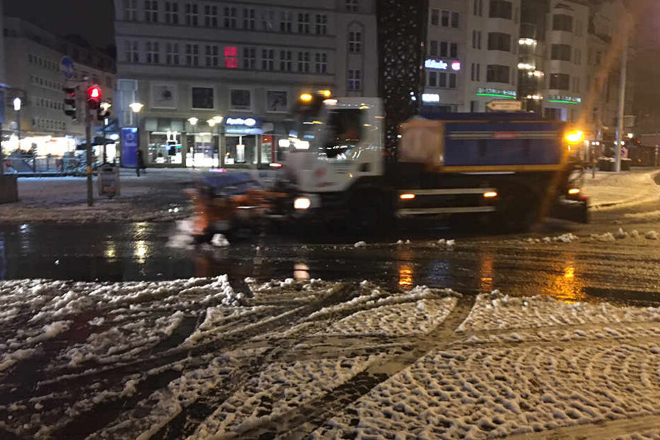 Die ersten Schneepflüge waren am Dienstagmorgen auf OWLs Straßen zu sehen.