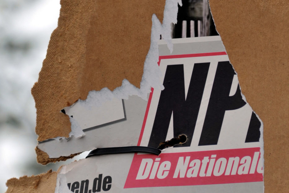 Ein zerrissenes Wahlplakat der rechtsextremen NPD.