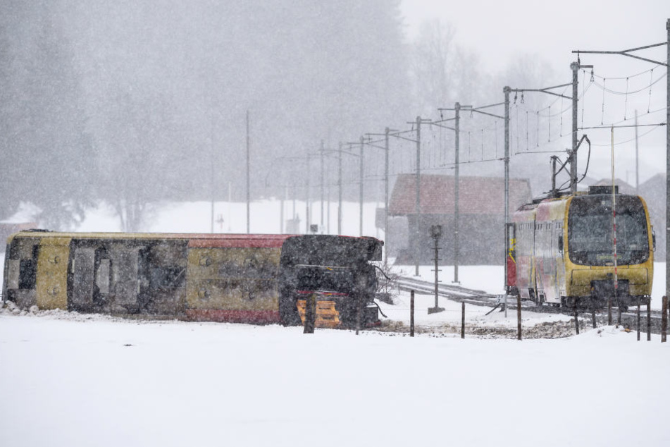 Der Bahnwagen ist vermutlich wegen einer starken Windböe entgleist.