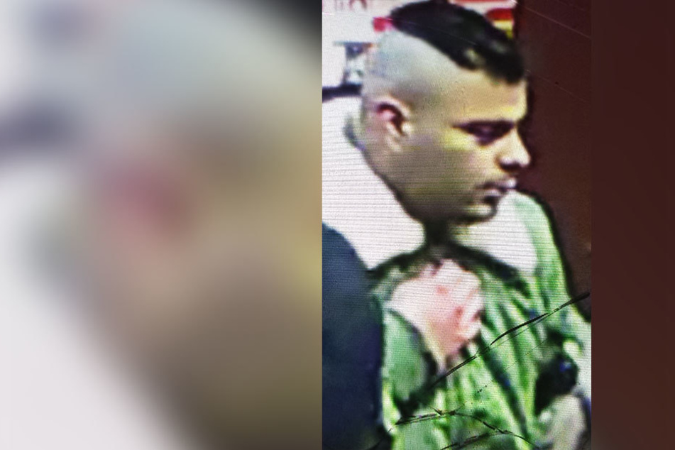 Mit diesem Fahndungsfoto sucht die Polizei nach dem brutalen Schläger.