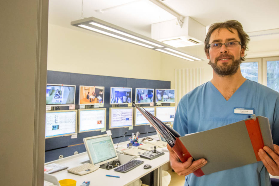 Krankenpfleger Jörg Wildner ist begeistert von der Arbeit mit seinem Team im Intensiv-Monitoring