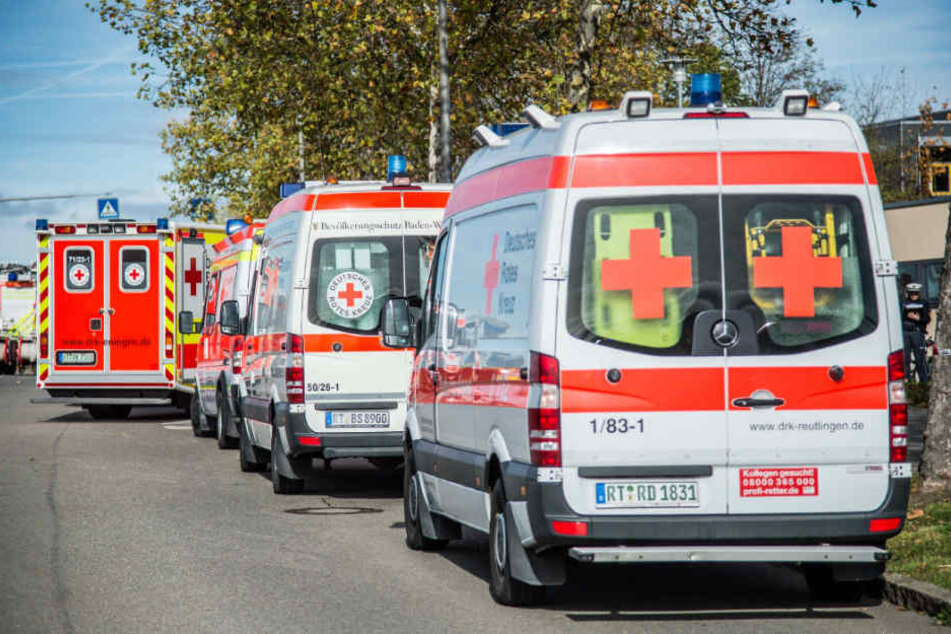 Einsatzfahrzeuge vor der Neugreuthschule.