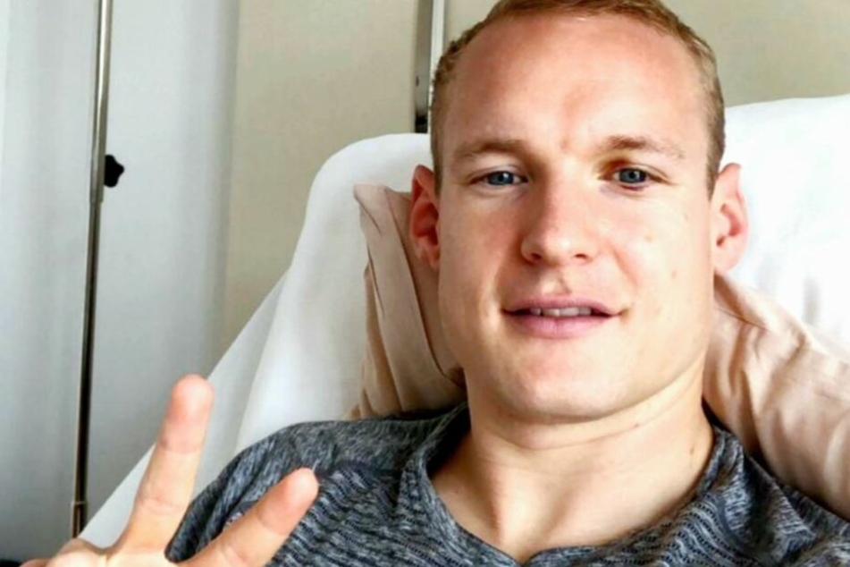 Lässiger Krankenhaus-Gruß: Sebastian Rode hat die OP gut überstanden.