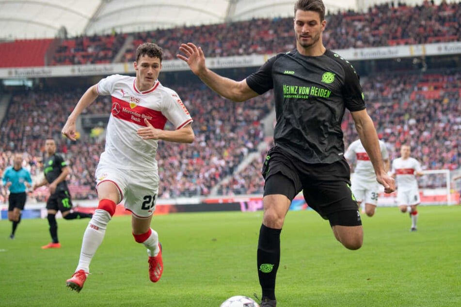Im Zweikampf: VfB-Verteidiger Benjamin Pavard (l.) und Hannovers Hendrik Weydandt.