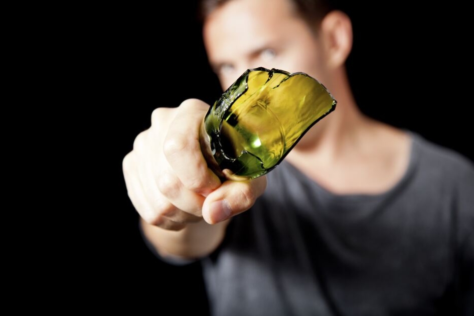 Im Zuge des Streits griff ein 18-Jähriger plötzlich zu einer zerbrochenen Flasche (Symbolbild).