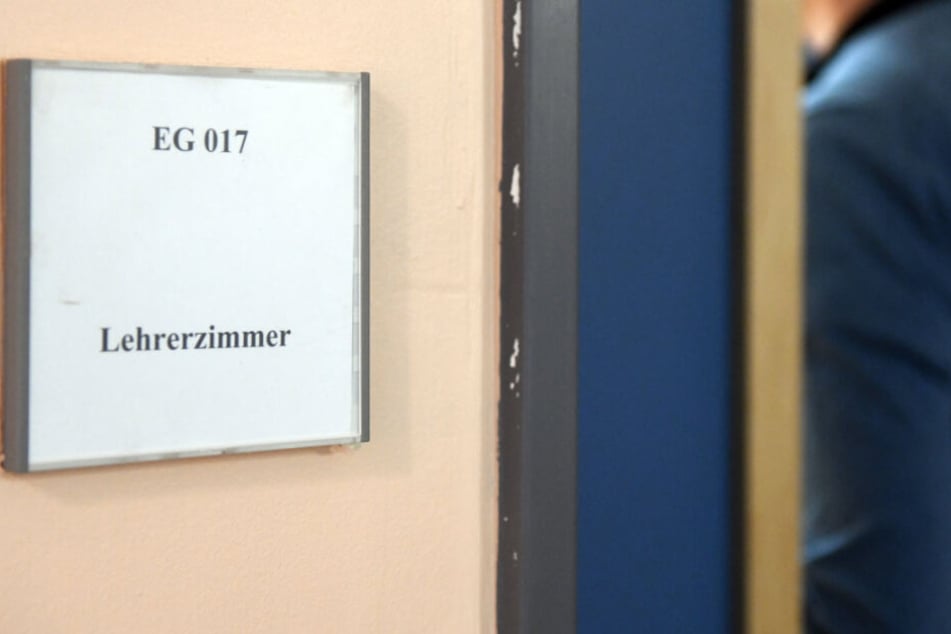 Eine Lehrerin wurde von einer Mutter und einem Großvater attackiert. (Symbolbild)