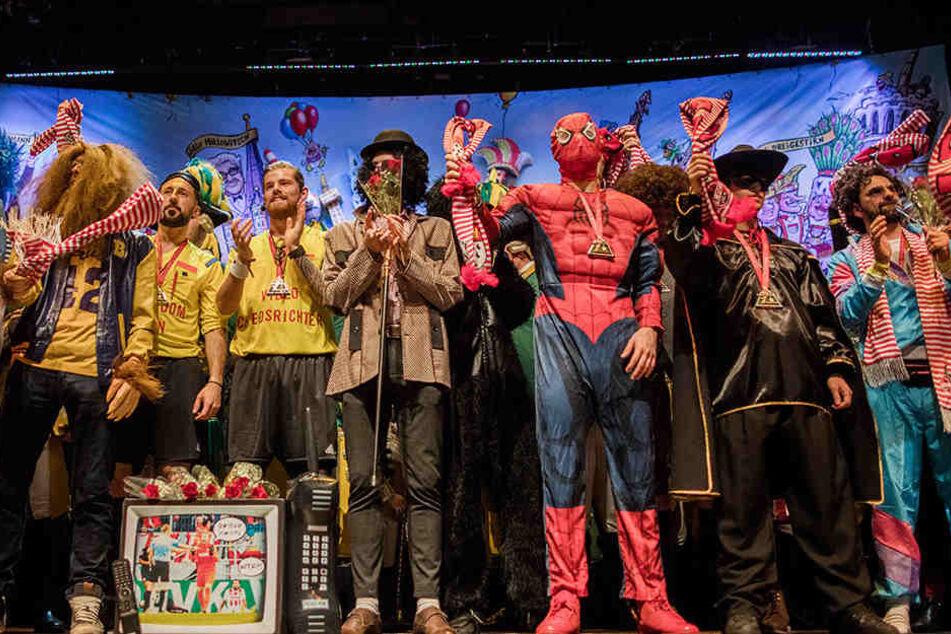 Das Team des 1. FC Köln bei der traditionellen Karnevalssitzung.