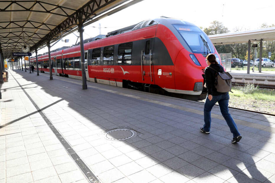 Eine S-Bahn hält nahe Rostock an einer Station.