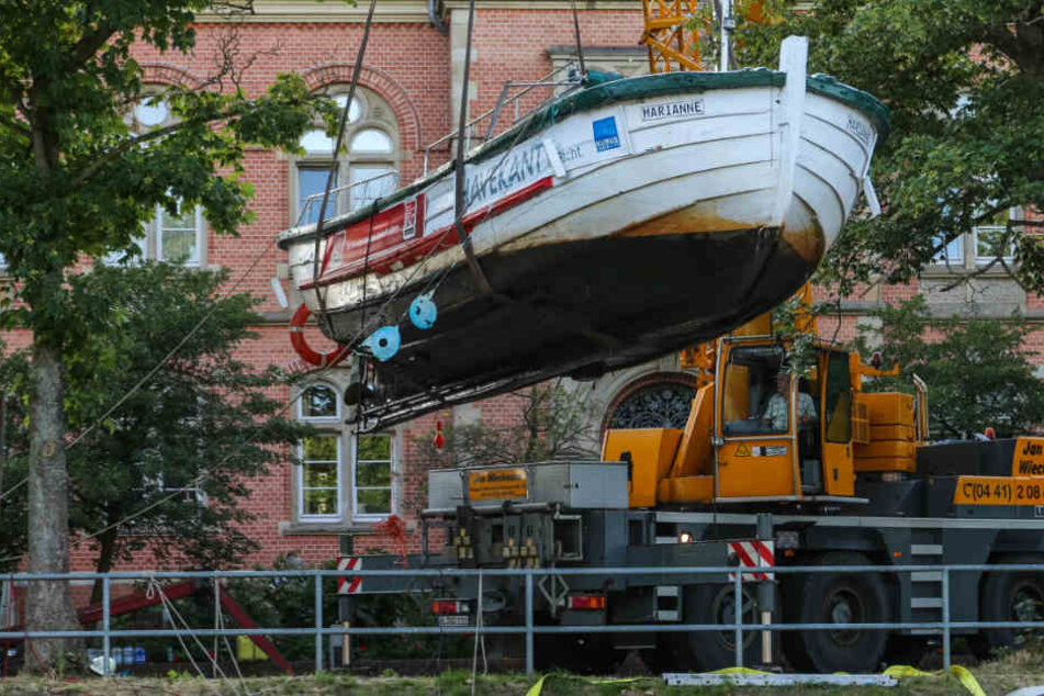 Mit einem Kran wurde das Boot aus der Hunte gehoben.