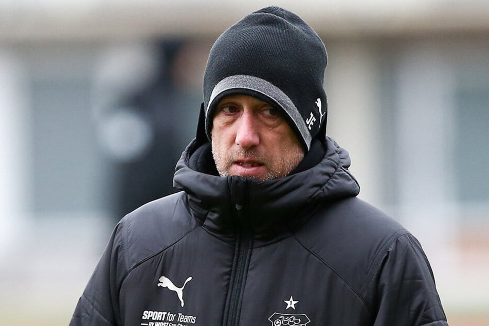 Muss sich sein FSV am heutigen Montag warm anziehen? Zwickaus Coach Joe Enochs jedenfalls erwartet gegen Braunschweig eine schwierige Aufgabe.