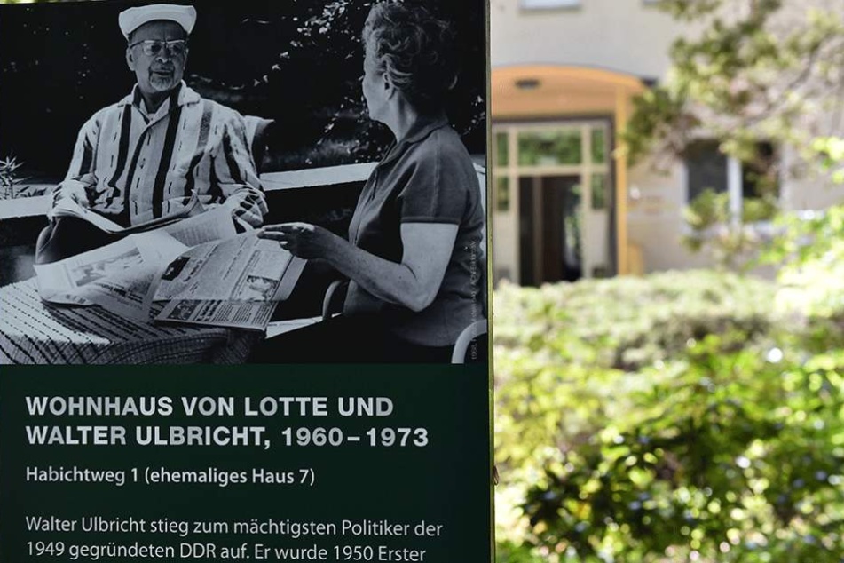 Auf solchen Tafeln werden die Besucher über die Häuser in Wandlitz informiert.
