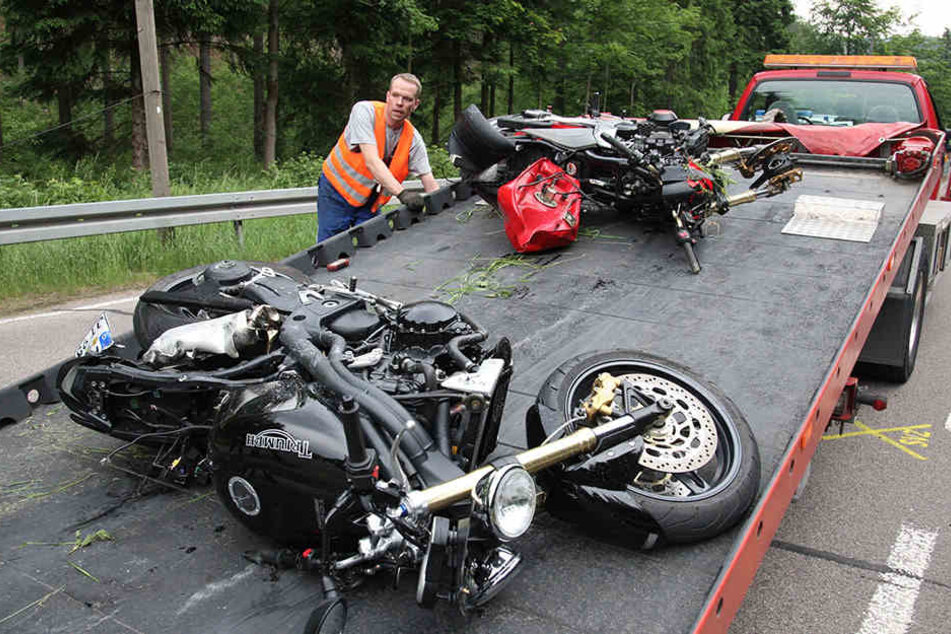 Totalschaden: Beim Aufprall hoben beide Maschinen ab. Die Kawasaki flog über die Leitplanke und landete nach 40 Metern im Straßengraben. Die Triumph rutschte 50 Meter über den Asphalt.