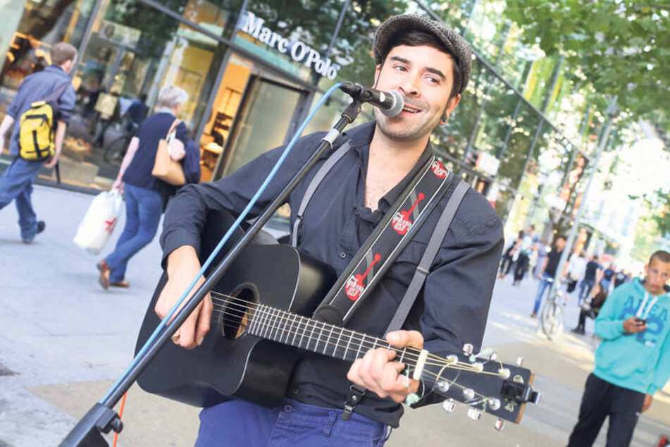 Sänger und Gitarrist Julien Zeke (36) spielt aktuell auf der Prager Straße ohne
aufwendige Genehmigungen. Ab nächstem Jahr soll eine Erlaubnis, per Smartphone
geordert, vorgeschrieben sein.
