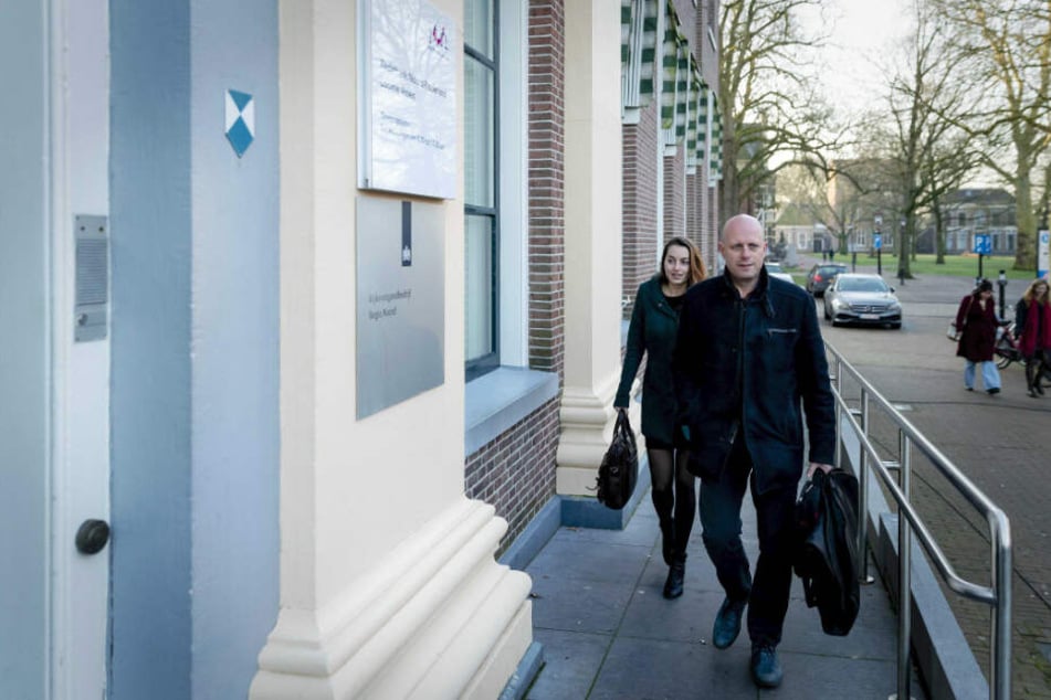 Robert Snorn, Rechtsanwalt des Hauptverdächtigen Gerrit Jan van D, kommt am Dienstag am Gericht in Assen an.