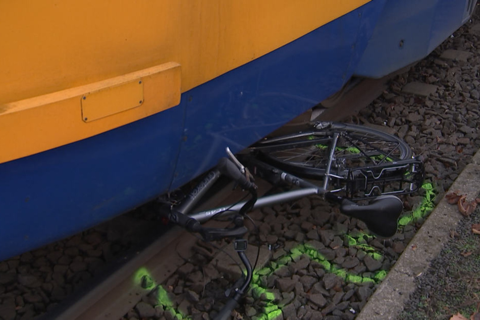Das demolierte Fahrrad des Mannes klemmte nach dem Unfall unter der Straßenbahn.