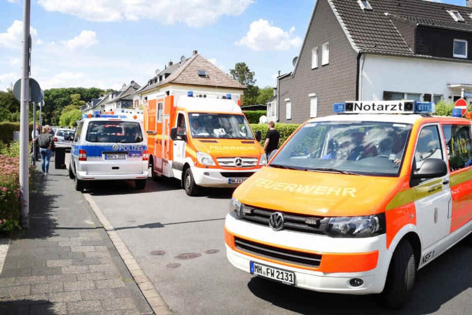 Rettungsfahrzeuge vor der Wohnung in Mülheim an der Ruhr, in der die drei Toten gefunden wurden.