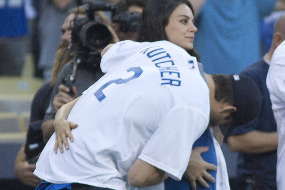 "Hallo? Ist das jemand drin?" Das Schauspielerpaar Mila Kunis und Ashton Kutcher haben ihr zweites Kind bekommen.