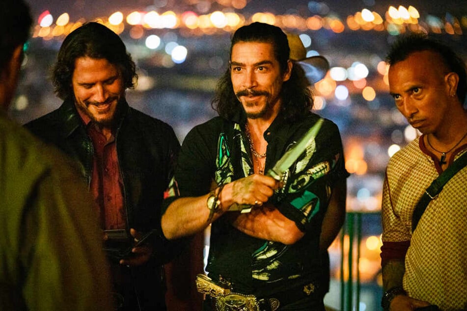 Sie führen den Ring der Menschenhändler an: Hugo (l., Sergio Peris-Mencheta) und Victor Martinez (M., Oscar Jaenada) sind für Rambo harte Gegner.