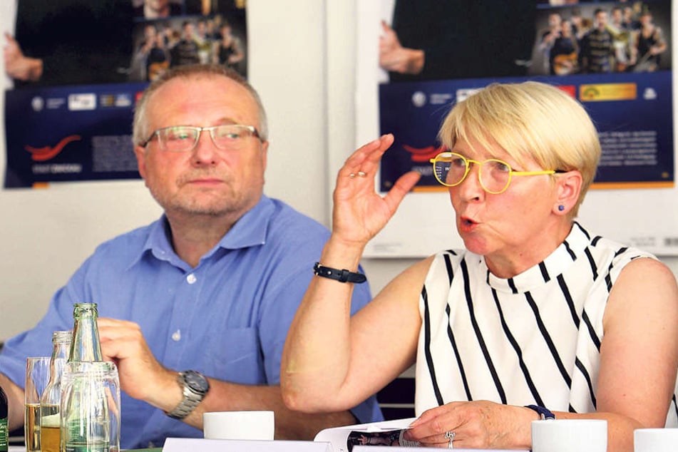 Zwickaus Kulturamtsleiter Michael Löffler (58) mit
Karin Berg (64) vom Stadtfest-Projektteam. Erhöhte
Sicherheitsmaßnahmen hält Löffler nicht für nötig.
