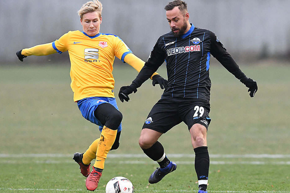 Sebastian Heidinger (re.) im Duell mit Braunschweigs Maximilian Sauer.