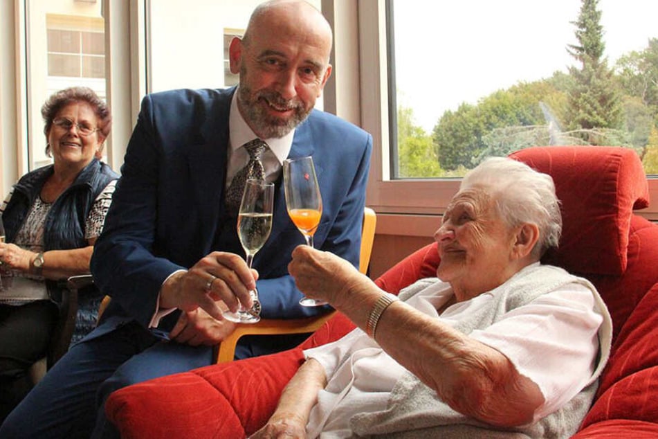 Bautzens Oberbürgermeister Alexander Ahrens stößt mit Anna Cernohorsky auf ihren 110. Geburtstag an.