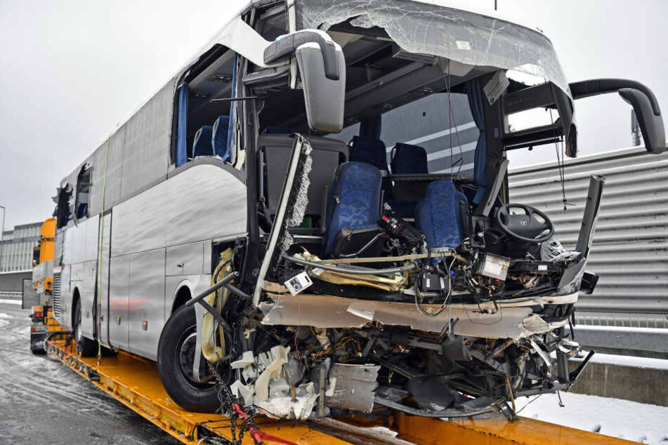Der Bus auf dem Weg nach Düsseldorf wurde bei dem Unfall bei Zürich schwer beschädigt.