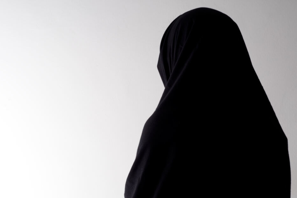 Die 27-Jährige klagte nach dem Angriff am Sonntagmittag über Schmerzen im Bauch. (Symbolbild)