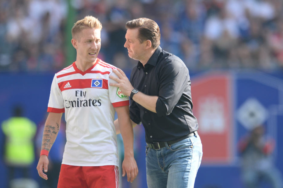 HSV-Cheftrainer Christian Titz (r) kann wieder auf Lewis Holtby (l) setzen.