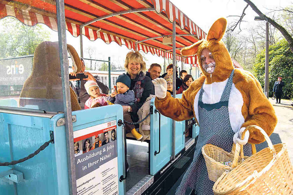 Der Osterhase und seine Frau begrüßten und beschenkten die Fahrgäste der Parkeisenbahn.