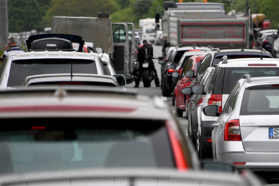 Autos stehen in einem Stau auf der A215: Am Wochenende ist hier streckenweise gar kein Durchkommen mehr.