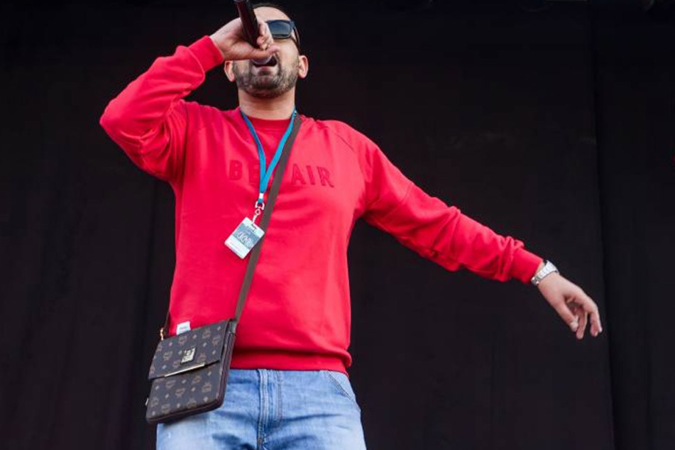 Rapper Haftbefehl (31) auf der Bühne. Seit 2010 mischt der Kurde die deutsche Szene auf.
