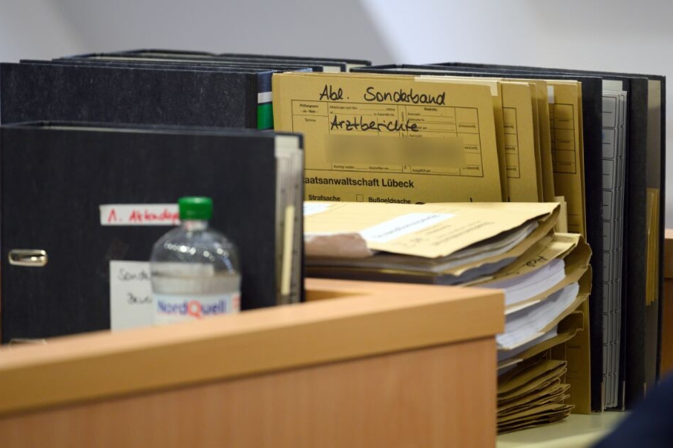 Die Akten der Staatsanwaltschaft liegen auf einem Tisch.