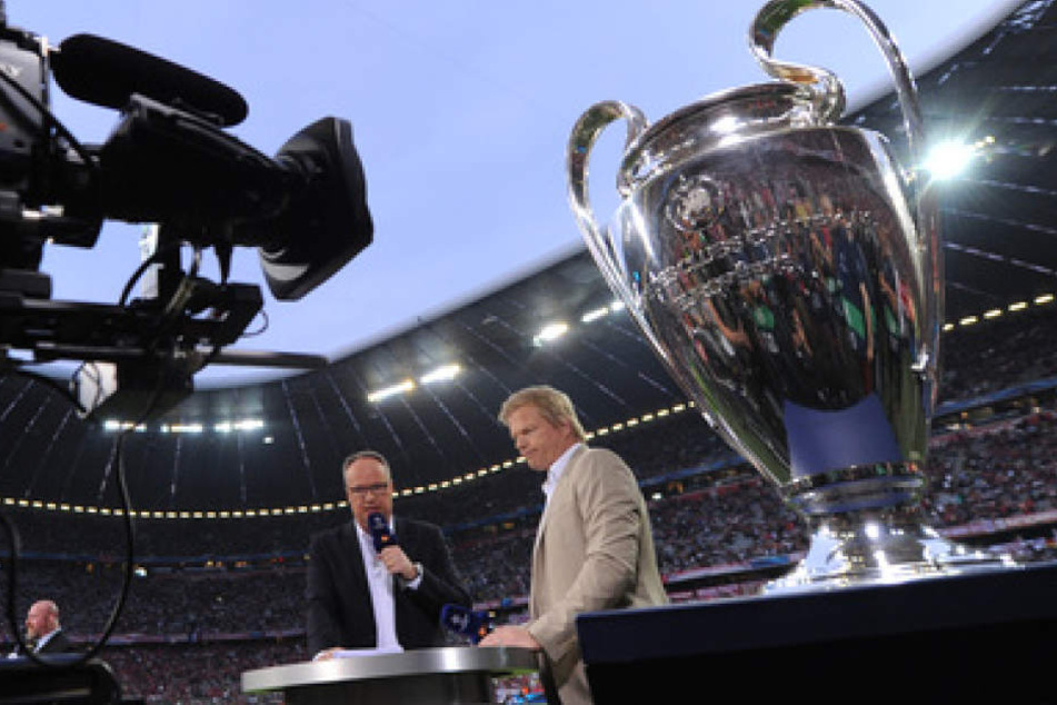 TV-Experte Oliver Kahn und TV-Moderator Oliver Welke in der Allianz Arena. Solche Bilder fallen ab 2018 wohl weg.