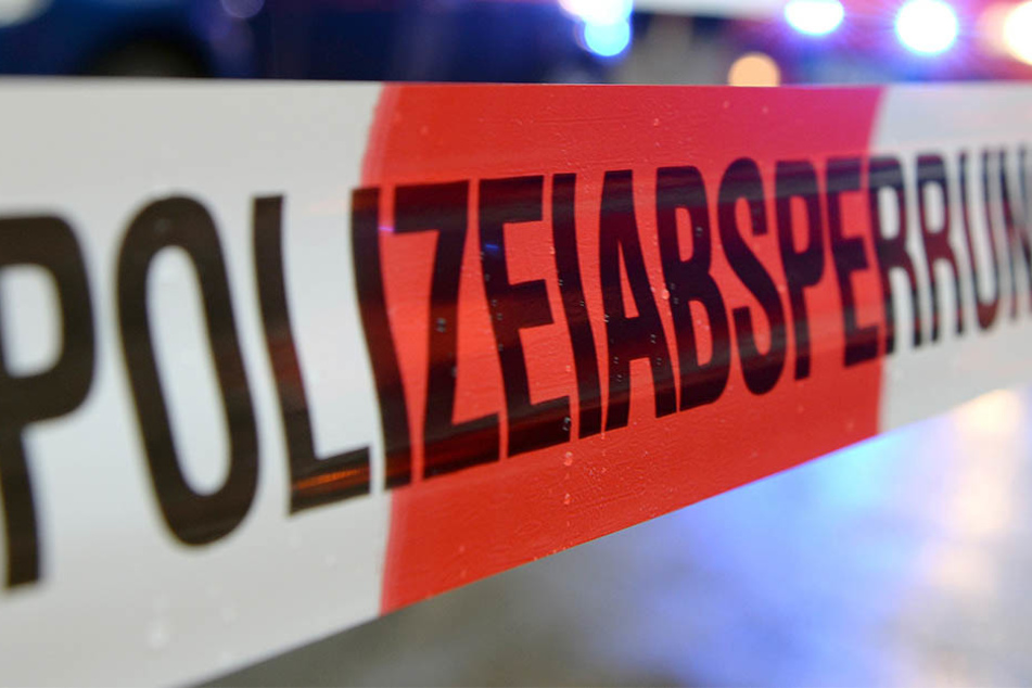 Die Polizei fand in Sachsen-Anhalt eine tote Person nahe einem Supermarkt.