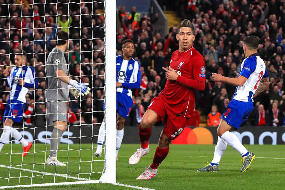 Nach seinem Treffer zum 2:0 dreht Roberto Firmino jubelnd ab.