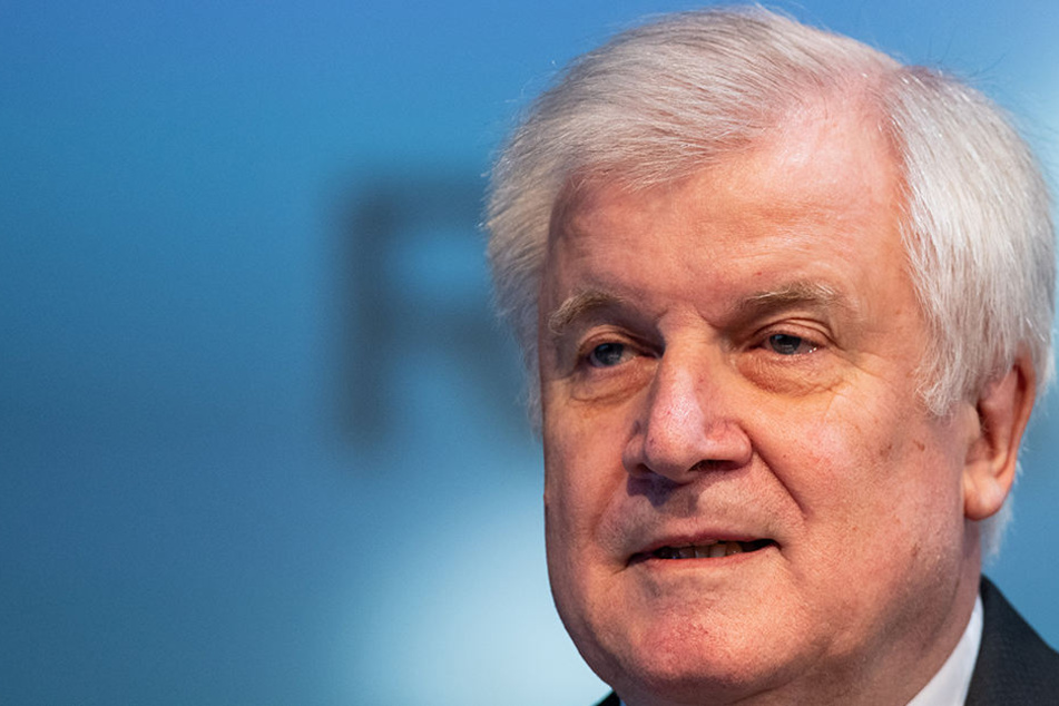 Noch-CSU-Chef Horst Seehofer (69) setzte seine erste Nachricht unter seinem Account als CSU-Vorsitzender auf Twitter ab.