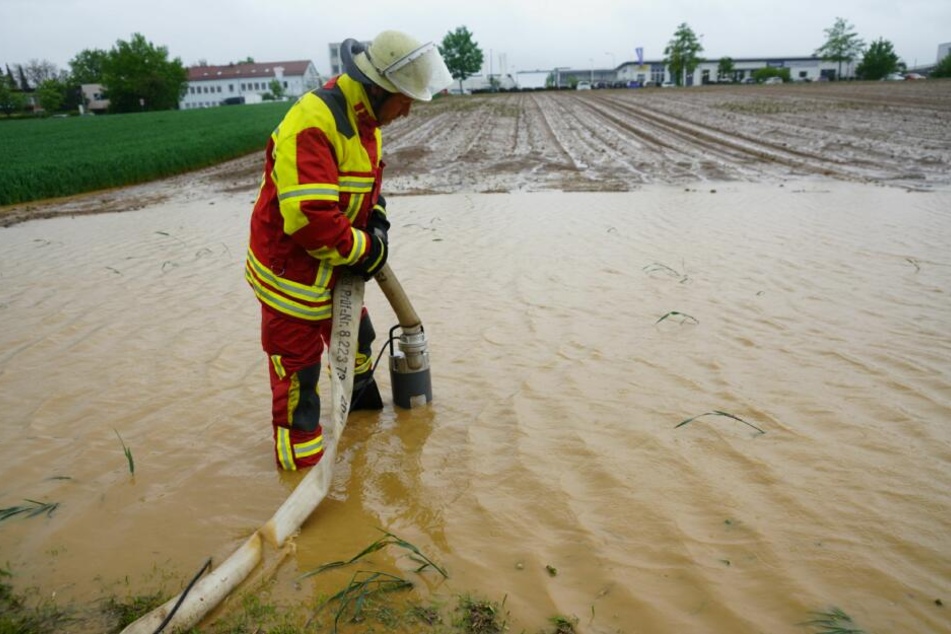 Die Feuerwehr unter Wasser stehende musste Felder abpumpen.
