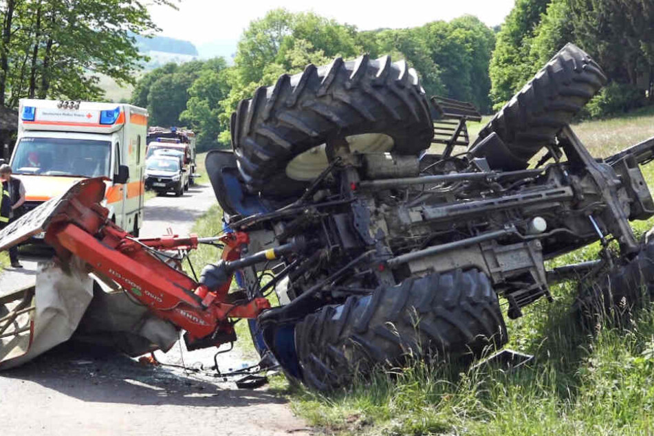 Unter dem Traktor wurde der Mann begraben.