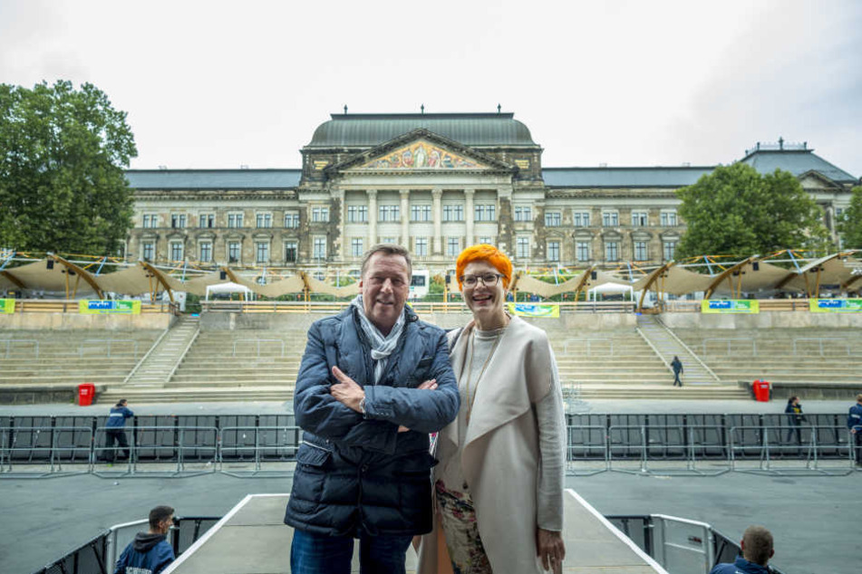 Ruhe vor dem Sturm. Noch sind Reihen & Bühne leer. Roland Kaiser zeigt Mopo-Reporterin Katrin Koch
die Bühnentechnik.