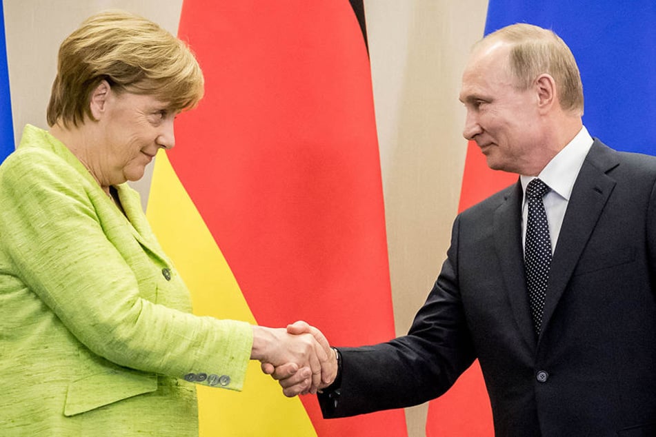 Angespanntes Verhältnis? Ein freudiger Händedruck zwischen Merkel und Putin.