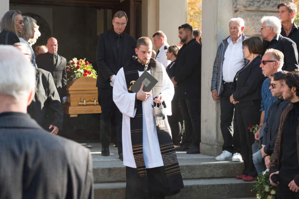 Trauerfeier und Beisetzung des früheren Box-Profis Graciano "Rocky" Rocchigiani auf dem St.-Matthäus-Kirchhof.