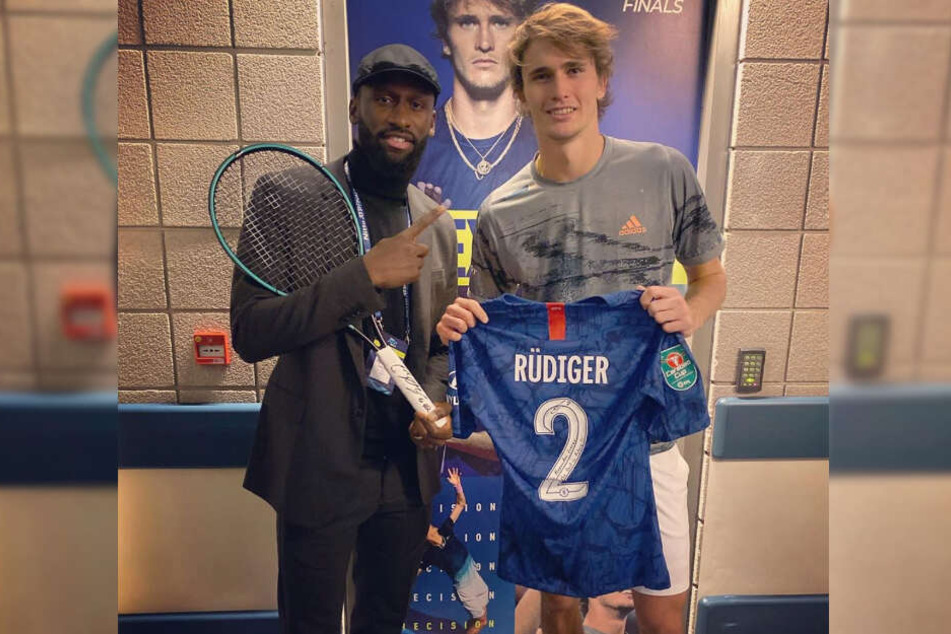 Tennis-Star Alexander Zverev (rechts) und Fußball-Profi Antonio Rüdiger tauschten nach dem Match Geschenke aus.