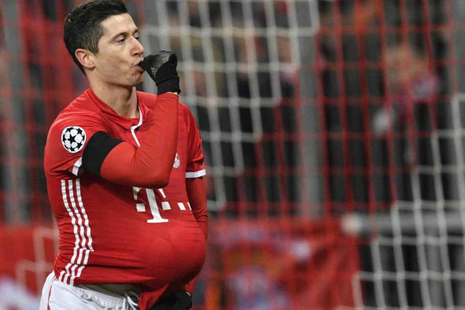 Lewandowski lutschte am Daumen und steckte den Ball unter das Trikot.