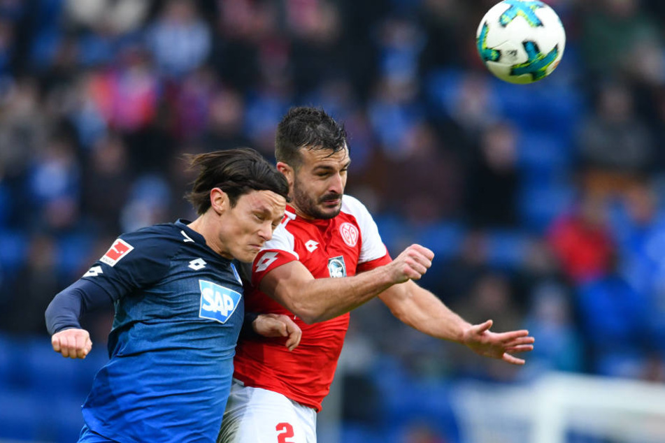 Hoffenheims Nico Schulz (l.) und der Mainzer Giulio Donati im Zweikampf.